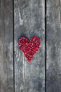 nar taneleri kalp şeklinde