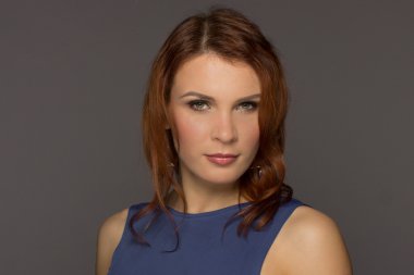 Güzel kızıl saçlı kadın model gri arka plan üzerinde portresi