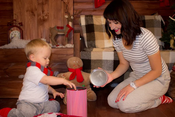 Madre jugando con su hijo en la decoración de Navidad — Foto de Stock