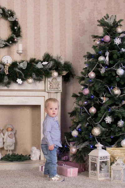 Niño cerca de Árbol de Navidad — Foto de Stock