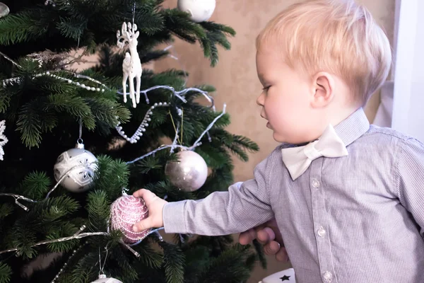 Niño cerca de Árbol de Navidad — Foto de Stock