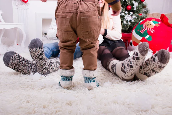 Alimenta de hombre mujer y ellos niño cerca de árbol de Navidad — Foto de Stock