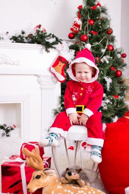 çocuğun yanında Noel ağacı