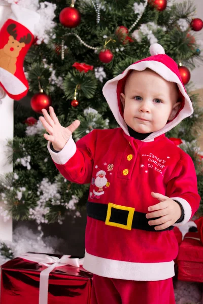 Niño cerca de Árbol de Navidad — Foto de Stock