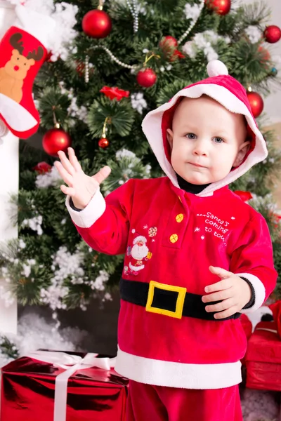 Niño cerca de Árbol de Navidad — Foto de Stock