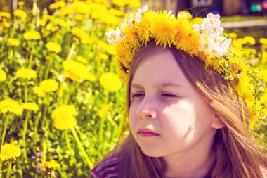 Çelenk başındaki bahçede kızla