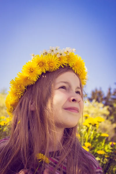 Mädchen mit Kapuze auf dem Kopf im Garten — Stockfoto