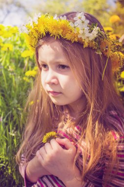 Çelenk başındaki bahçede kızla