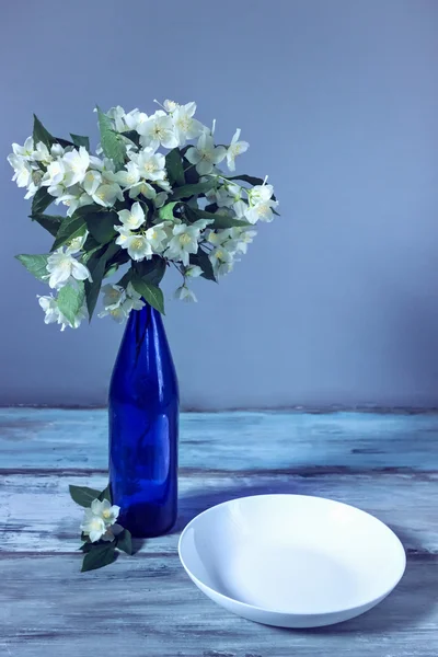 Όμορφα λευκά άνθη σε μπουκάλι — Φωτογραφία Αρχείου