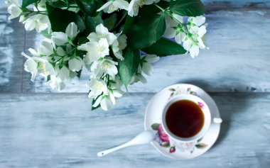 Yasemin çiçekleri bir pot ve çay, rustik iç.