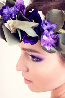 Kız çiçek taç studio poz ile