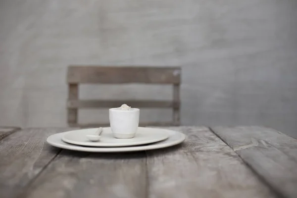 Πιάτο Γλυκό Επιδόρπιο Κεραμικό Κύπελλο Ξύλινο Τραπέζι — Φωτογραφία Αρχείου
