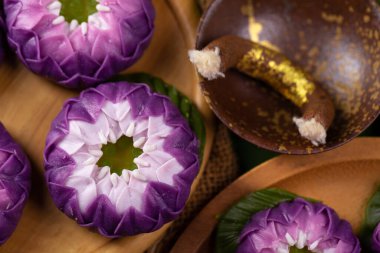 Alua tatlı Tayland geleneksel tatlı tatlısı. Buğday unundan yapılan tatlılar, granüllü şeker, hindistan cevizi sütü. Nilüfer çiçeği şeklinde..