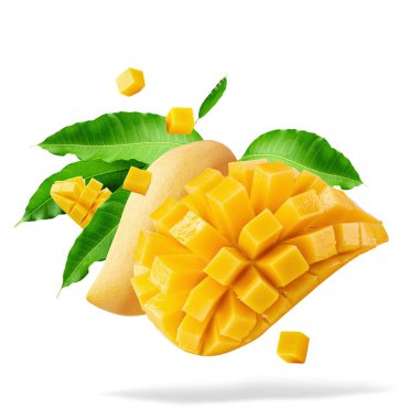 Beyaz arka planda izole edilmiş mango küplü ve dilimli mango meyvesi.