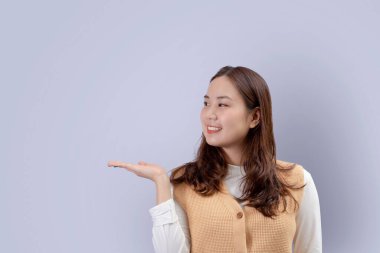 Genç kadınlar boş elleri kaldırıp bakıyorlar.