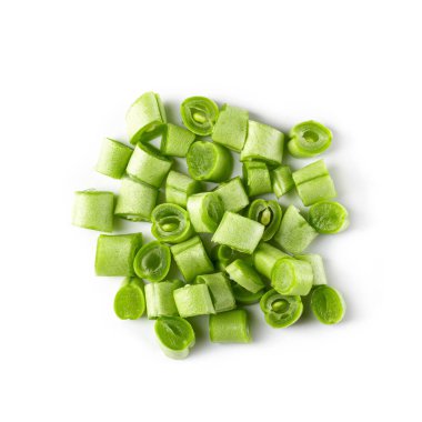 Beyaz arkaplanda yeşil fasulyeler izole edilmiş..