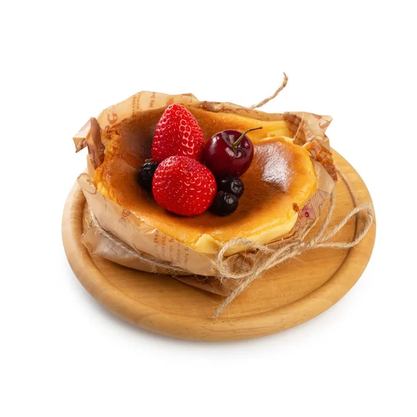 Bask peynirli kek, Avrupa peynirli kek yumuşak merkezli, kremalı ve beyaz arka planda izole edilmiş ışık