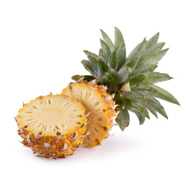 Beyaz arkaplanda yapraklı ananas dilimleri.