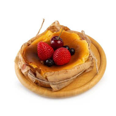 Bask peynirli kek: Yumuşak merkezli Avrupa peynirli kek, kremalı ve beyaz arka planda izole edilmiş ışık