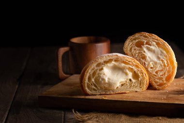 Taze pişmiş kruvasan. Tepside taze tereyağlı kruvasanlar..