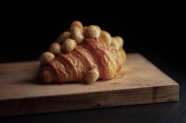 Taze pişmiş kruvasan. Tepside taze tereyağlı kruvasanlar..