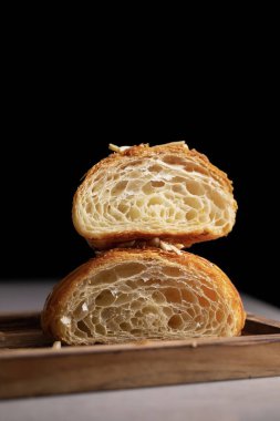 Taze pişmiş kruvasan. Tepside taze tereyağlı kruvasanlar..