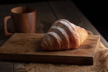 Taze pişmiş kruvasan. Tepside taze tereyağlı kruvasanlar..