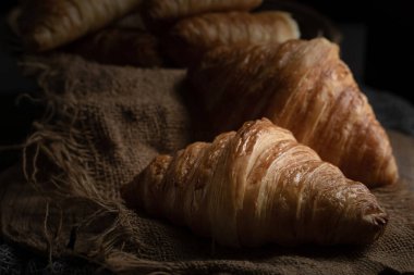 Sade tereyağlı kruvasan, taze pişmiş kruvasan. Tepside taze tereyağlı kruvasanlar..
