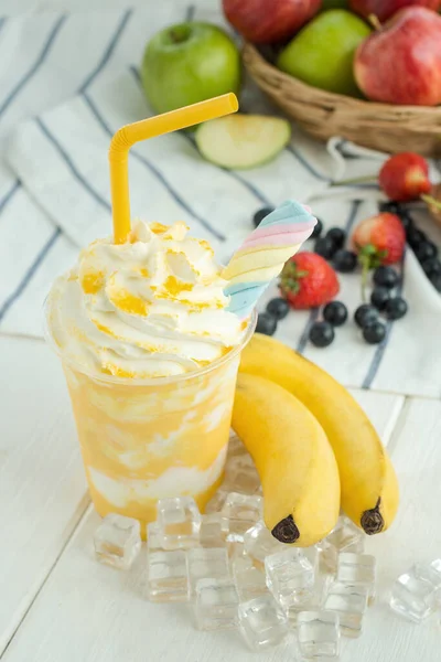 Frullato Banana Yogurt Banana Piatto Legno Con Cubetti Ghiaccio Frutta — Foto Stock