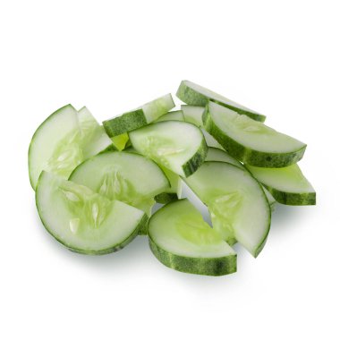 Olgun salatalık ve salatalık dilimi beyaz arka planda izole edilmiş..