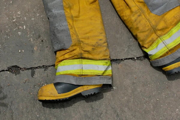 İtfaiyeciler kullandıktan sonra üniforma giyer.