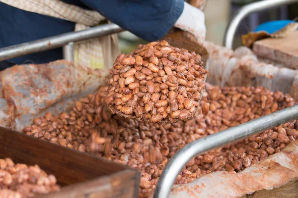 Granos Cacao Fermentados Frescos Que Encuentran Caja Madera —  Fotos de Stock