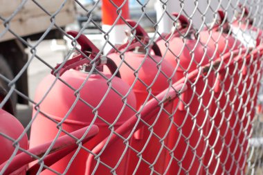 Kırmızı yangın söndürücü kullanmaya hazır.