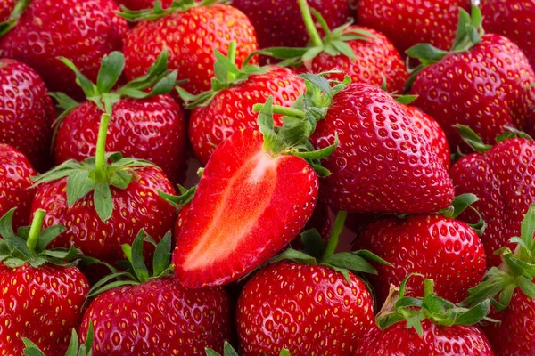 草莓背景上成熟的红草莓 — 图库照片