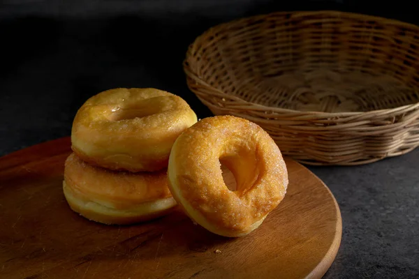 Пончики Сахаром Деревянной Тарелке Темном Фоне Стола — стоковое фото