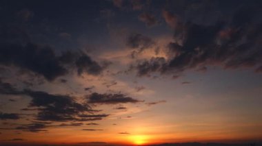 Renkli dramatik gökyüzünün Sunrise 'da bulutla hızlandırılması. Güneş arkaplanlı bulutlu.