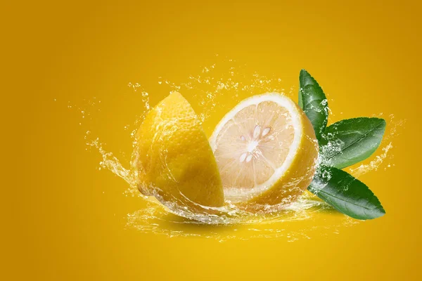 Vatten Stänk Skivad Citron Frukt Isolerad Gul Bakgrund — Stockfoto