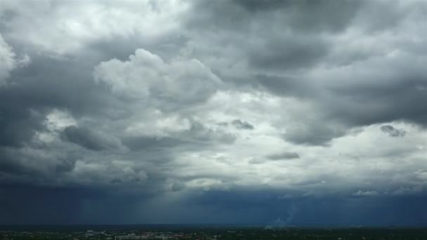雲嵐の黒い背景と雨と劇的な雷雨の雲の時間経過 — ストック動画