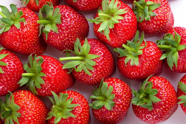 Reife Rote Erdbeeren Auf Weißem Hintergrund — Stockfoto