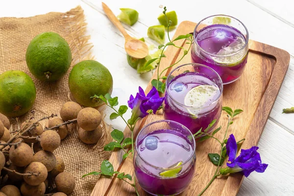 Vaso Jugo Limón Flores Guisante Longan Sobre Mesa Madera Blanca — Foto de Stock