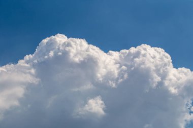 Beyaz bulut siyah arkaplanda izole olmuş gerçekçi bir bulut.