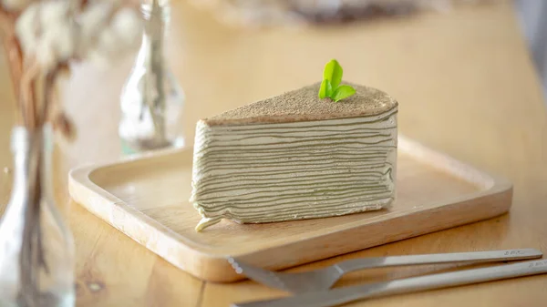 Торт Зеленым Чайным Листом Деревянной Тарелке — стоковое фото
