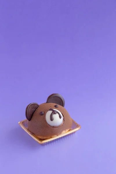 Brown Teddy Bear Head Chocolate Chiffon Cake Sobre Fondo Violeta —  Fotos de Stock