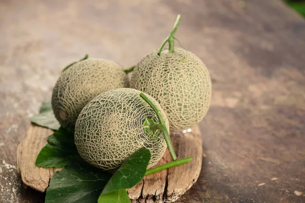 Fermer Melons Cantaloups Sur Table Bois — Photo