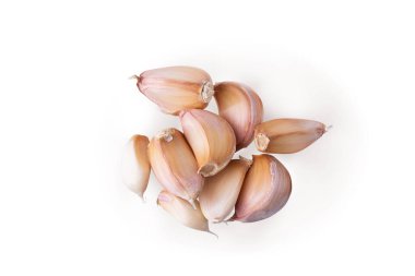 Beyaz arka planda izole edilmiş çiğ sarımsağı kapat