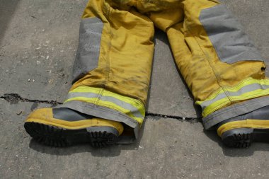 İtfaiyeciler kullandıktan sonra üniforma giyer.