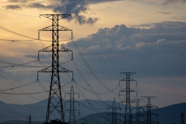 Elektrik hatları gün batımında