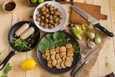 Tayland geleneksel biber sosuyla servis edilen beyaz tabakta buğulanmış domuz sosisi..