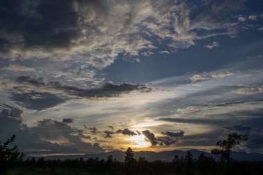 Gün batımında bulutlu renkli dramatik gökyüzü.