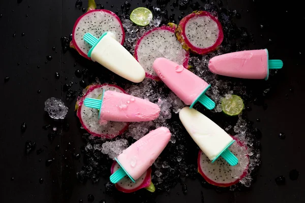 Helado Frutas Caseras Yogur Sobre Hielo Sobre Fondo Negro — Foto de Stock